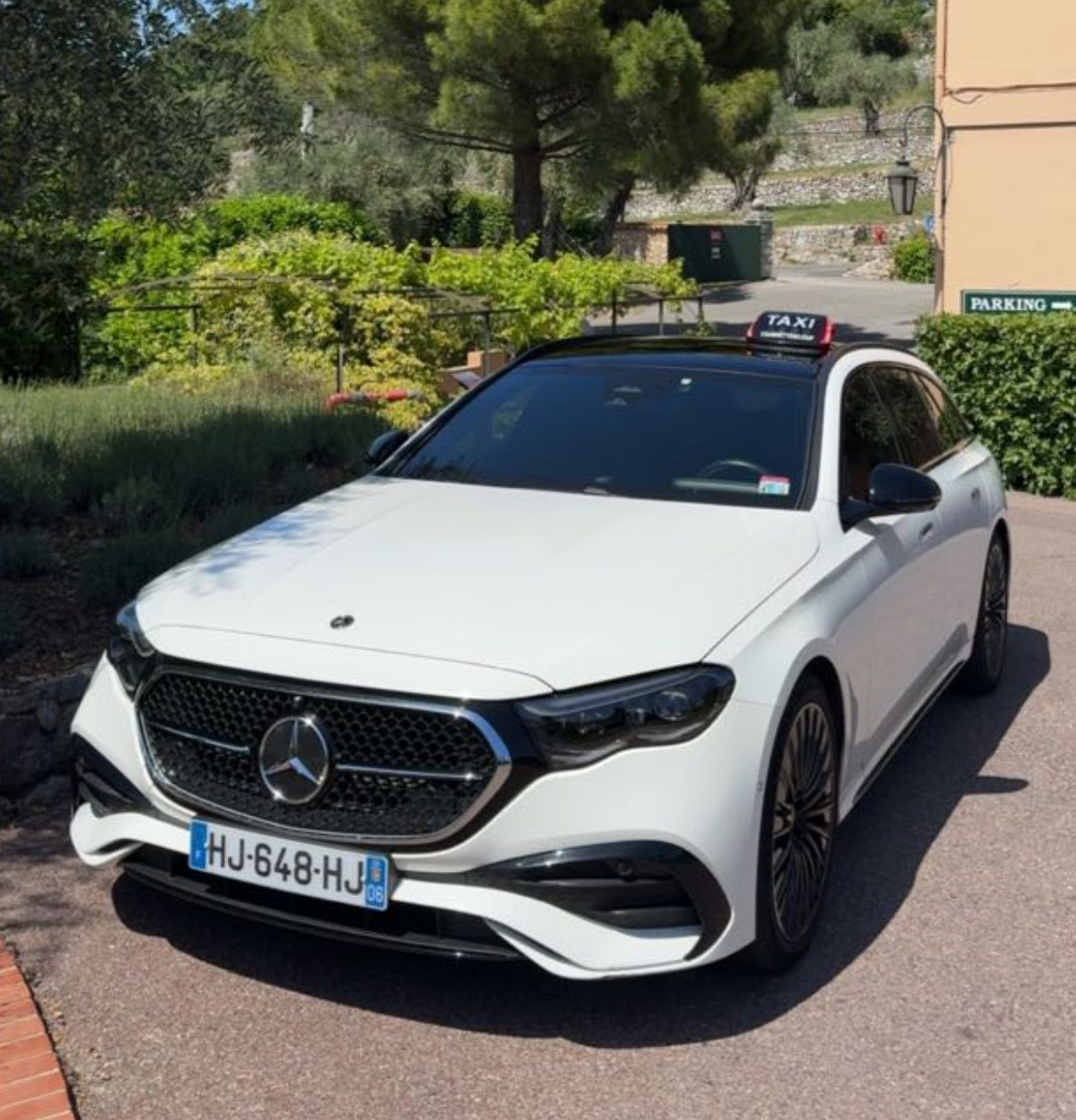 Le taxi : une Mercedes-Benz Classe E blanche avec son lumineux TAXI sur le toit