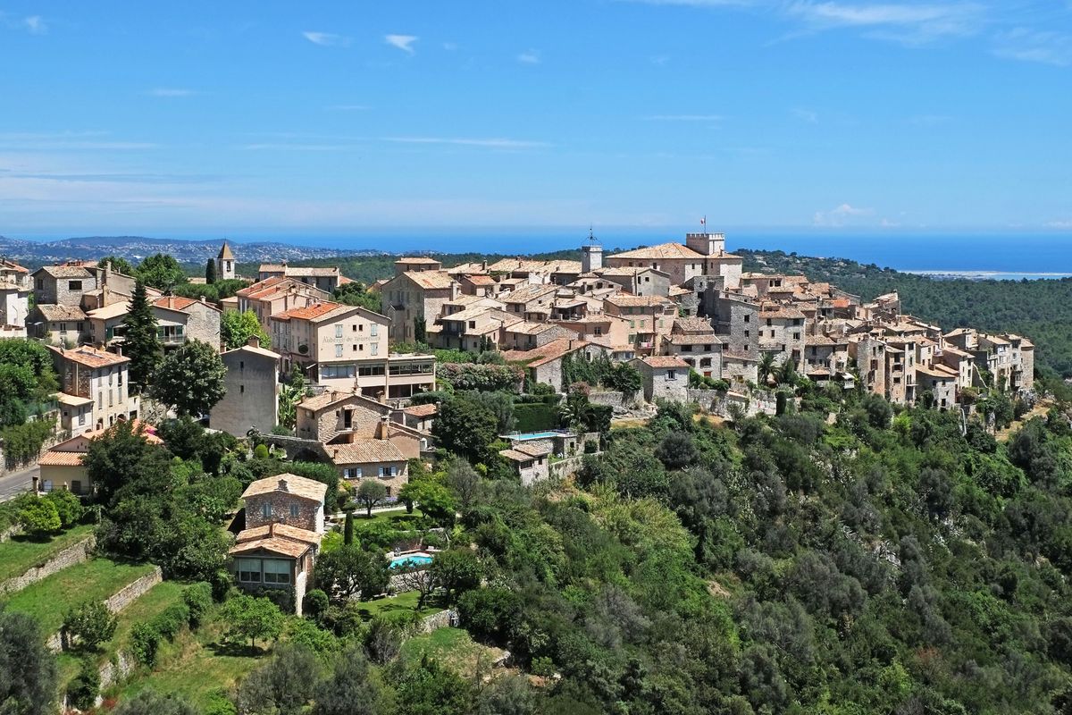 Le village perché de Tourrettes-sur-Loup, avec la Méditerranée à l’horizon